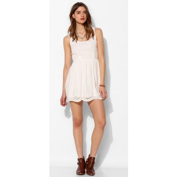 Pins and Needles Scalloped Hem Dress in White - Picture 4 of 4